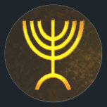 Pegatina Redonda Menorah Flame<br><div class="desc">Una representación digital de la menorah judía de siete ramas (hebreo: מְ נ וֹ רָ ‎). La menorah de siete ramas, utilizada en el santuario portátil establecido por Moisés en el desierto y más tarde en el Templo en Jerusalén, ha sido un símbolo del judaísmo desde la antigüedad y es...</div>