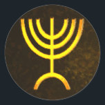 Pegatina Redonda Menorah Flame<br><div class="desc">Una representación digital de la menorah judía de siete ramas (hebreo: מְ נ וֹ רָ ‎). La menorah de siete ramas, utilizada en el santuario portátil establecido por Moisés en el desierto y más tarde en el Templo en Jerusalén, ha sido un símbolo del judaísmo desde la antigüedad y es...</div>