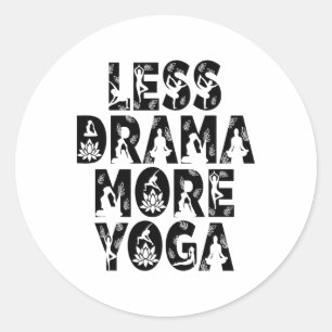 Pegatina Redonda Menos Drama Más Yoga - Inspiración de Bienestar