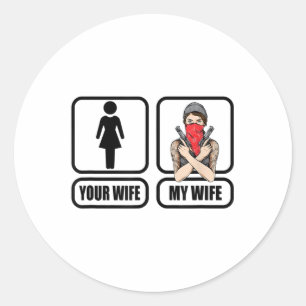 Pegatina Redonda Mens Your Wife - Mi esposa Tattoo _ Guns - Padres 