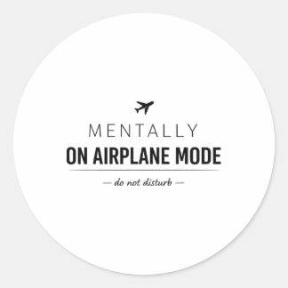 Pegatina Redonda Mentalmente en modo avión – Introvertido divertido