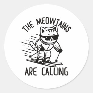 Pegatina Redonda Meowtains Está Llamando Graciosa Pista De Nieve Pa