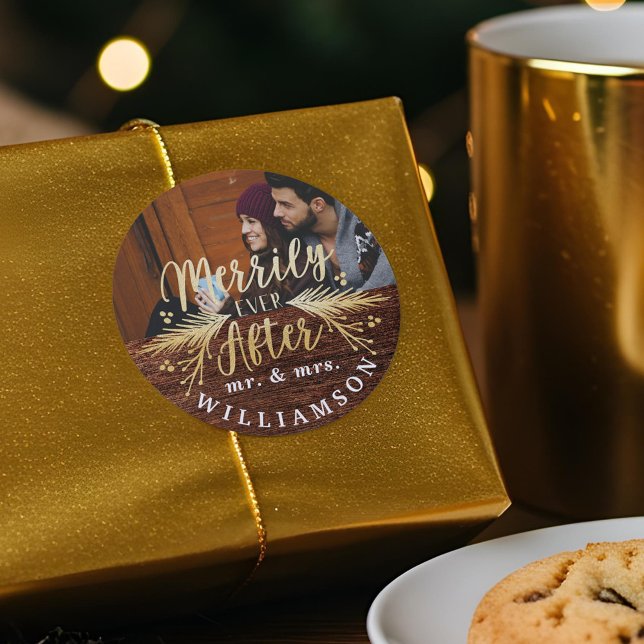 Pegatina Redonda Merrily siempre después de la Primera Navidad Rust (Merrily Ever After Rustic Mr & Mrs First Christmas Classic Round Sticker)