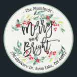 Pegatina Redonda Merry Bright Merry Christmas Holly Floral Direcció<br><div class="desc">Merry and Bright / Cheers to a New Year / Merry Christmas Caligraphy Script con Floral Holly Wreath y Mistletoe Red Berries Return Address Label Templates. Navidades de color rojo y verde acuarela Berry botánica y Pines. Feliz feriado desea más Navidades brillantes de las colecciones de saludos navideños de la...</div>