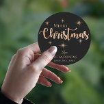 Pegatina Redonda Merry Christmas Black Faux Gold Typografía nombre<br><div class="desc">Feliz Navidad Black Faux Gold Typography Name Classic Round Pegatina. Estos lindos pegatinas pequeños tienen " FERIA NAVIDAD " escrita en un estilo de tipografía de bonito . Consulte los demás productos de coordinación de la colección "NAVIDADES HOLIDAY CARDS & MAILING ACCESSORIES" . https://www.zazzle.com/collections/christmas_holiday_cards_mailing_accessories-119917927025285561 Para cualquier otra personalización, no dude...</div>