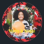 Pegatina Redonda Merry Christmas Bright Red Black Photo<br><div class="desc">Feliz Navidad Brillante Red Black Photo Classic Pegatina redondo. Navidades merry y rojos brillantes con Wreath negro y foto personalizado.</div>