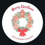 Pegatina Redonda Merry Christmas Cookie Wreath Custom Name<br><div class="desc">Estos bonitos pegatinas festivos serán perfectos para sus regalos de temporada. Están impresas con una acuarela de una corona de Navidades decorada con galletas de jengibre. Personalizar a estos pegatinas con su nombre y saludo. Acuarela original © Michele Davies.</div>