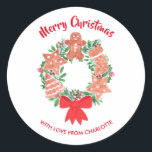 Pegatina Redonda Merry Christmas Cookie Wreath Custom Name<br><div class="desc">Estos bonitos pegatinas festivos serán perfectos para sus regalos de temporada. Están impresas con una acuarela de una corona de Navidades decorada con galletas de jengibre. Personalizar a estos pegatinas con su nombre y saludo. Acuarela original © Michele Davies.</div>