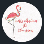 Pegatina Redonda Merry Christmas Cute Pink Flamingo String Luces<br><div class="desc">Este diseño presenta Navidades vacaciones lindas luces de cuerda, con lindas acuarelas festivas flamingo rosado simple, minimalista y elegante caligrafía caprichosa, divertida y moderna tipografía elegante, y coloridas luces de Navidades brillantes, celebración de moda animal de aves, suministros para fiestas de Navidades, servilletas de cócteles de vacaciones para Navidades, obras...</div>