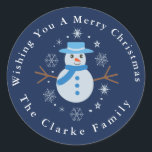 Pegatina Redonda Merry Christmas Cute Snowman personalizado Nombre<br><div class="desc">Esta es una pegatina navideña personalizado con un lindo muñeco de nieve. Tiene un saludo de personalizado y un nombre de familia que puede cambiar a su propio nombre de familia haciendo clic en el botón de personalización.</div>