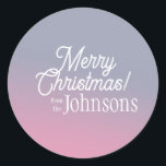 Pegatina Redonda Merry Christmas Family Name Ombre Lilac Pink<br><div class="desc">Este es un diseño moderno y Navidad. Está en colores oscuros rosados y lilacos y escritura tipográfica vintage. Tiene el mensaje, "¡Feliz Navidad! de los Johnsons". Ideal para el envolvimiento de regalo de sus Navidades, accesorios de correo, sellos para sobres y sellos de fiesta. Para personalizar, simplemente agregue su nombre...</div>