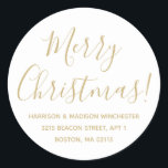 Pegatina Redonda Merry Christmas gold white script return address<br><div class="desc">Feliz Navidad oro y blanco moderno guión personalizado caligrafía nombre y dirección Navidades personalizados regresan pegatinas de direcciones. Texto de oro falso de personalizable completo,  fondo blanco. Diseño elegante,  sencillo y moderno.</div>
