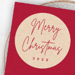 Pegatina Redonda Merry Christmas manuscrito guión rojo Kraft look<br><div class="desc">Feliz pegatina navideño con el texto rojo "Feliz Navidad" en un guión escrito a mano en un papel Kraft impreso parece el fondo del año o el texto personalizado debajo.</div>