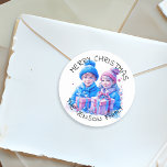 Pegatina Redonda Merry Christmas Personalizada acuarela<br><div class="desc">Navidades de acuarela de bonito personalizados pegatinas de vacaciones. Feliz Navidad con tu nombre de familia. Dos lindos niños vintage,  un niño y chica,  hermano y hermana sosteniendo cajas de regalo en gorras de invierno azules y rosas.</div>