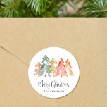 Pegatina Redonda Merry Christmas Pine Tree Watercolor<br><div class="desc">Sencillos y elegantes pegatinas para sus vacaciones regalos y correspondencia con una acuarela abstracta de pinos en sabio mutado verde,  rojo,  dorado y naranja,  "Feliz Navidad" en un guión elegante y tu nombre en tipografía moderna.</div>