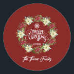 Pegatina Redonda Merry Christmas Poinsettia Wreath Monograma<br><div class="desc">Elegante corona de invierno con hermosas flores blancas y rojas de poinsettia,  tipografía de Feliz Navidad,  sobre un fondo rojo. Utilice la herramienta Personalizar para agregar su información. Para obtener más elementos coincidentes,  visite mi colección de Wreath de Charm Poinsettia.</div>