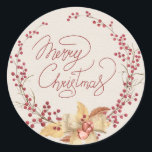 Pegatina Redonda Merry Christmas Red Berry Wreath<br><div class="desc">Muy bonito El pegatina navideño de Feliz presenta una corona roja de berry. Hay un arco amarillo bonito en la parte inferior. Feliz Navidad se escribe en el centro con un lujoso tipo de letra. El fondo es crema.</div>
