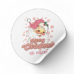 Pegatina Redonda Merry Christmas Retro Typography Santa Gorra Rosa<br><div class="desc">Feliz Navidad,  tipografía retro rosa con un santa claus con un gorra rosa.</div>