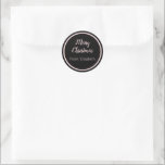 Pegatina Redonda Merry Christmas Script pálido rosa y nombre negro<br><div class="desc">Esta pegatina negra de Navidad dice que Feliz Navidad es un guión elegante. El texto adicional que no es de script está debajo del script. Puede editar el texto que no sea de script para mostrar su nombre o un mensaje personalizado. El borde y el texto son de color rosa...</div>
