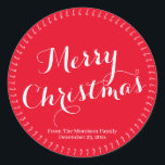 Pegatina Redonda Merry Christmas script red personalizado nombre de<br><div class="desc">Feliz personalizado de escritura navideña nombre de familia y regalo de fecha a pegatinas. Feliz Navidad,  nombres y citas rodeados por una delicada corona de caña de caramelo en rojo y blanco</div>