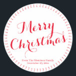 Pegatina Redonda Merry Christmas script red personalizado nombre de<br><div class="desc">Feliz personalizado de escritura navideña nombre de familia y regalo de fecha a pegatinas. Feliz Navidad,  nombres y citas rodeados por una delicada corona de caña de caramelo en rojo y blanco</div>
