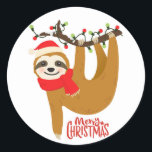 Pegatina Redonda Merry Christmas Sloth | Vacaciones<br><div class="desc">Este diseño presenta una pereza festiva colgando de una rama de árbol con el texto moderno "Feliz Navidad",  popular tipografía roja. #navidades #feriados #festividad #perezoso #animales #lindos #estacional #pegatinas #fiesta #envolvimiento de regalo</div>
