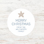 Pegatina Redonda Merry Christmas Starfish Minimal Family White<br><div class="desc">Feliz Navidad Starfish Minimal Familia Clásico Blanco Pegatina redondo. Personalice con su propio texto, colores y fuentes. Se muestra en la tormenta texto azul sobre blanco con pez estrella de color arena oscura. Le invitamos a visitar nuestra tienda Zazzle, Beachy Design Co, para productos a juego y más. Póngase en...</div>