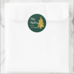 Pegatina Redonda Merry Christmas Tree Dark Green Gold Name Gift Tag<br><div class="desc">Feliz Navidad está en un elegante guión blanco. Un falso (no Relieve metalizado) árbol de Navidad dorado está detrás del texto. El fondo es muy verde oscuro. Puede cambiar el texto a otro mensaje si lo desea. Este pegatina de etiquetas de regalo para Navidades tiene texto que se puede cambiar...</div>