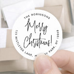 Pegatina Redonda Merry Christmas Trendy Script Round Return Address<br><div class="desc">Añada un toque de acabado elegante a los sobres de tarjetas de vacaciones con sellos para sobres de dirección de retorno de moda Feliz Navidad. Toda la redacción de esta plantilla es sencilla de personalizar o de eliminación. El diseño en blanco y negro presenta caligrafía de escritura manuscrita moderna y...</div>