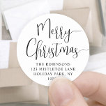 Pegatina Redonda Merry Christmas Trendy Script Round Return Address<br><div class="desc">Añada un toque de acabado elegante a los sobres de las tarjetas de vacaciones con etiquetas de las direcciones de retorno de Feliz Navidad de ronda de moda. Toda la redacción de esta plantilla es sencilla para el personalizar utilizando la herramienta de diseño de Zazzle. El moderno diseño minimalista en...</div>