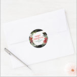 Pegatina Redonda Merry Christmas Typography & Floral Wreath Coaster<br><div class="desc">Elegante y moderna tipografía de escritura - Feliz Navidad con coloridas flores de Navidad. Texto opcional del personalizable.</div>