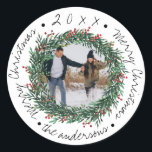 Pegatina Redonda  Merry Christmas Wreath Red Berries Name Photo<br><div class="desc">Feliz Navidad Wreath Red Berries Nombre Foto Clásico Pegatina Redondo. Estos lindos pegatinas pequeños tienen Feliz Navidad escrito en un tipo de letra de guión de bonito. Estos pegatinas se pueden personalizar cambiando el nombre de la familia y la foto . Consulte los demás productos de coordinación de la colección....</div>