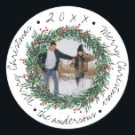 Pegatina Redonda  Merry Christmas Wreath Red Berries Name Photo<br><div class="desc">Feliz Navidad Wreath Red Berries Nombre Foto Clásico Pegatina Redondo. Estos lindos pegatinas pequeños tienen Feliz Navidad escrito en un tipo de letra de guión de bonito. Estos pegatinas se pueden personalizar cambiando el nombre de la familia y la foto . Consulte los demás productos de coordinación de la colección....</div>