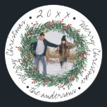 Pegatina Redonda  Merry Christmas Wreath Red Berries Name Photo<br><div class="desc">Feliz Navidad Wreath Red Berries Nombre Foto Clásico Pegatina Redondo. Estos lindos pegatinas pequeños tienen Feliz Navidad escrito en un tipo de letra de guión de bonito. Estos pegatinas se pueden personalizar cambiando el nombre de la familia y la foto . Consulte los demás productos de coordinación de la colección....</div>