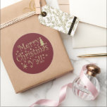 Pegatina Redonda Merry Christmas yall pine tree<br><div class="desc">Feliz Navidad! Vienen las vacaciones y los regalos te esperan. Todo el mundo merece unas vacaciones, y esta obra de arte facilita su expresión. Este es el diseño perfecto para los amantes de las vacaciones. Usa esta camisa o capucha alrededor de la casa, dásela como un regalo, o compártelo con...</div>