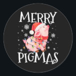 Pegatina Redonda Merry Pigmas Navidades divertidos de cerdo alumbra<br><div class="desc">Merry Pigmas Navidades divertidos de cerdo iluminan árboles navideños divertidos</div>