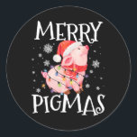 Pegatina Redonda Merry Pigmas Navidades divertidos de cerdo alumbra<br><div class="desc">Merry Pigmas Navidades divertidos de cerdo iluminan árboles navideños divertidos</div>