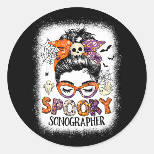Pegatina Redonda Messy Bun Spooky Sonographer Fun disfraz de Hallow
