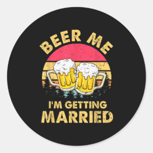 Pegatina Redonda Mgqr Vintage Beer Me Estoy Casando Con Bacheloret