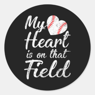 Pegatina Redonda Mi corazón está en ese campo de béisbol softball m