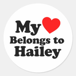 Pegatina Redonda Mi corazón pertenece a Hailey