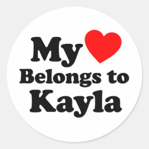 Pegatina Redonda Mi corazón pertenece a Kayla
