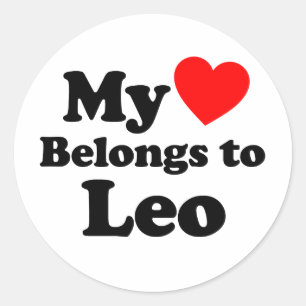 Pegatina Redonda Mi corazón pertenece a Leo