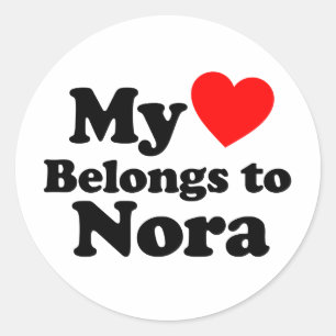 Pegatina Redonda Mi corazón pertenece a Nora