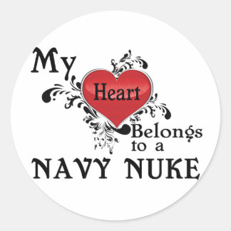 Pegatina Redonda Mi corazón pertenece a una nuclear de la marina