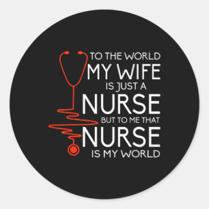 Pegatina Redonda Mi Esposa Es Una Enfermera Con Camisa