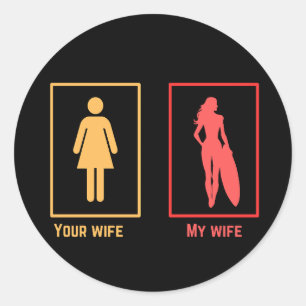 Pegatina Redonda Mi esposa vs. su esposa   surfista