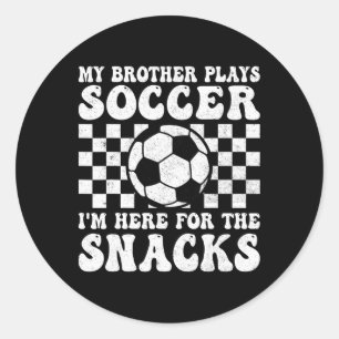 Pegatina Redonda Mi hermano juega fútbol estoy aquí por los snacks