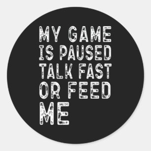 PEGATINA REDONDA MI JUEGO ES PAUSADO HABLANDO RÁPIDO O ALIMENTARME