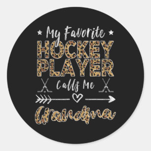 Pegatina Redonda Mi jugador de hockey favorito me llama abuela